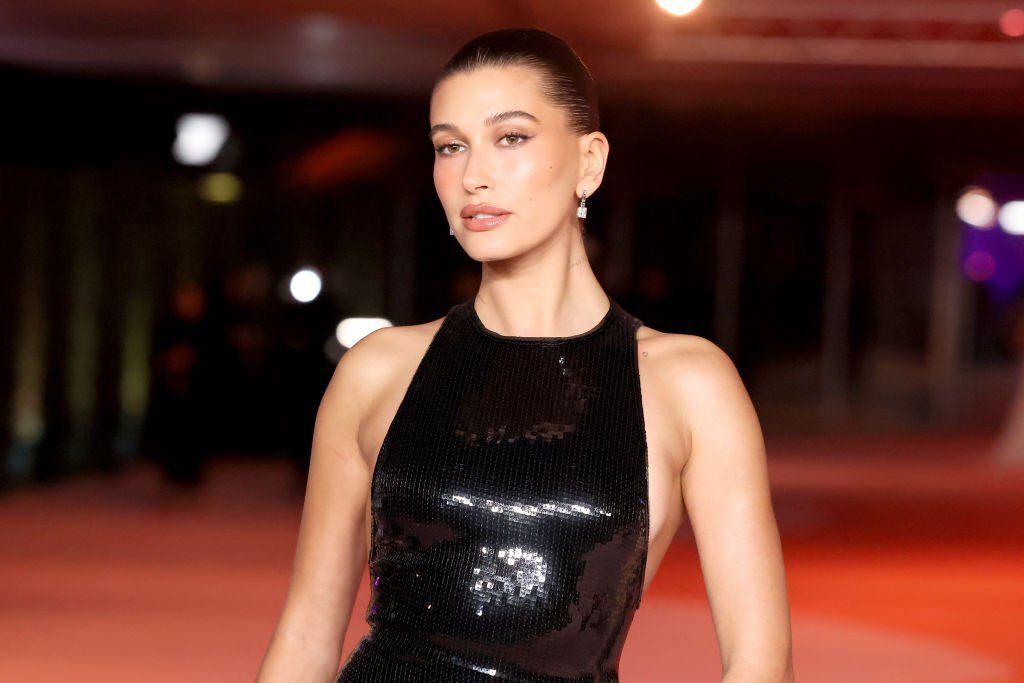 Hailey Bieber őszi manikűrjét akarjuk mi is azonnal