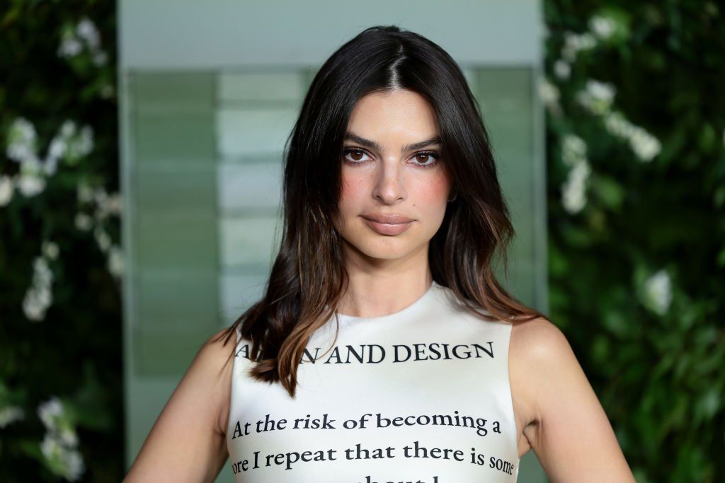 Emily Ratajkowski szexi miniruhája egy filozófialeckével is felér