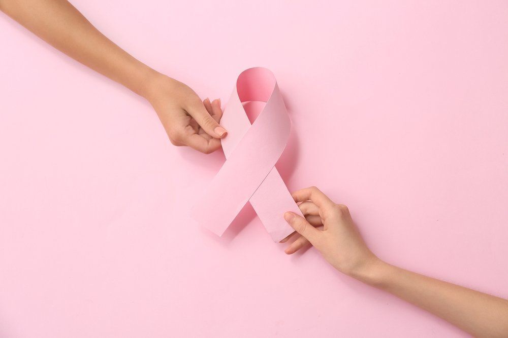 Különös módon hívja fel a figyelmet a mellrákra a koszovói művész