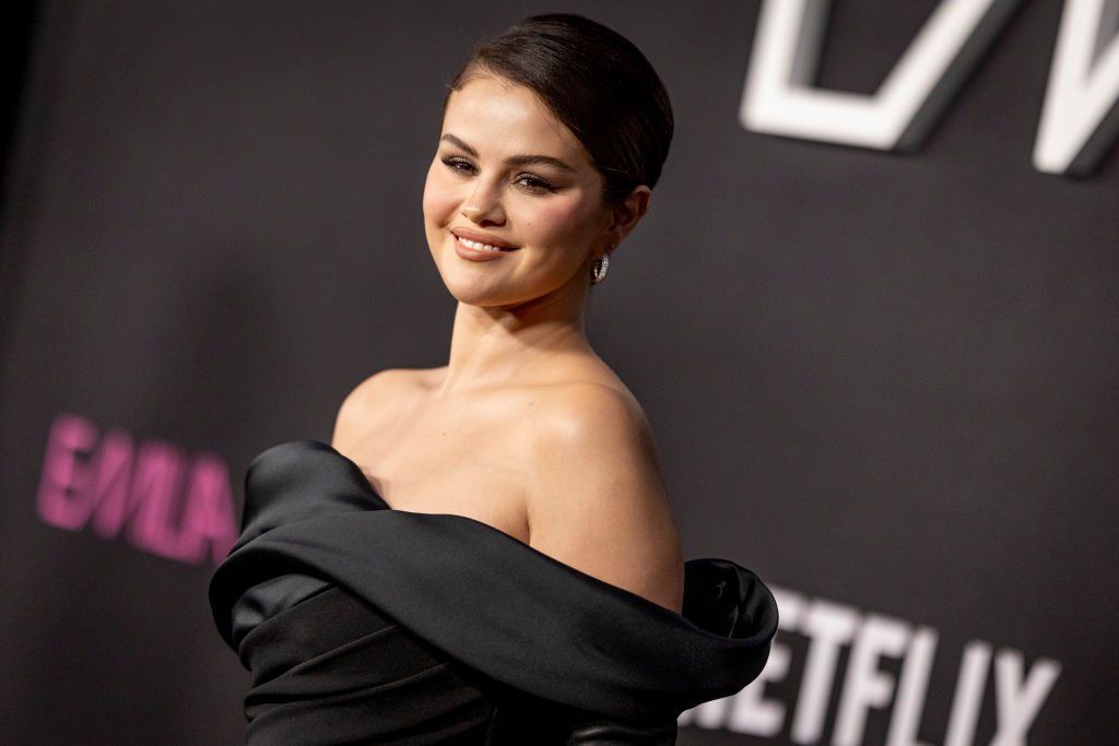 Selena Gomez stílust váltott: haját futurisztikus bobra cserélte