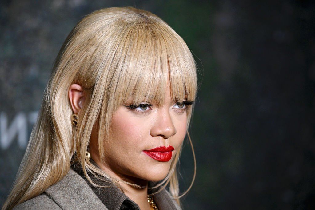 Rihanna ismét új hajszínnel debütált, éppen időben az őszre
