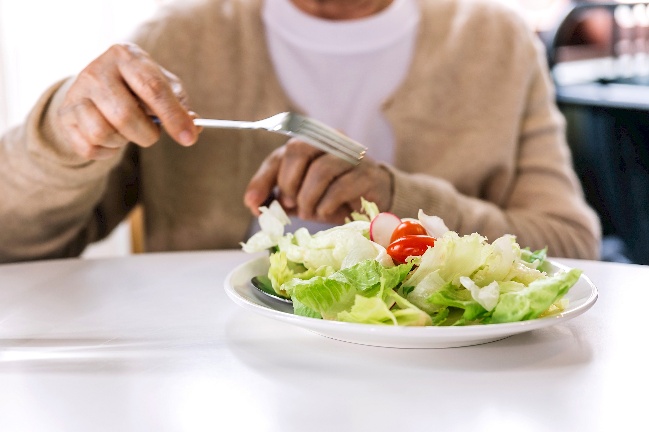 Új kutatás: miért gyakoribb a hosszú életkor a húsfogyasztók között, mint a vegánoknál