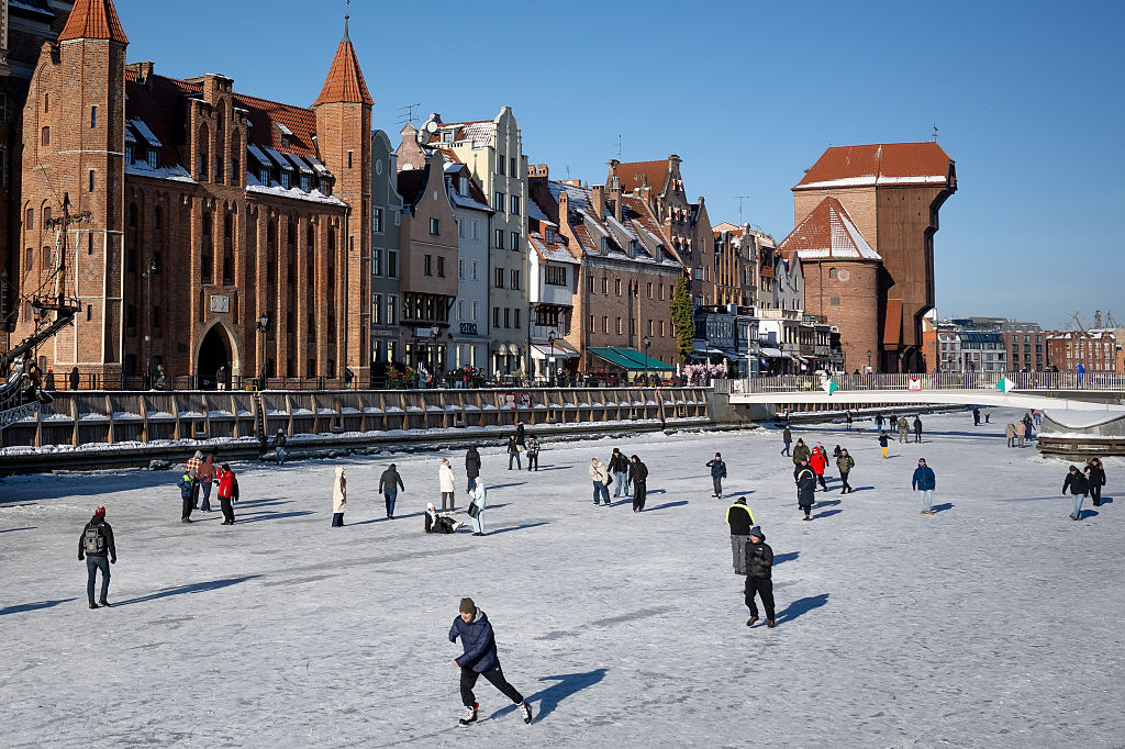 Lenyűgöző felvételek: a Balti-tenger jégpályává vált Lengyelországban