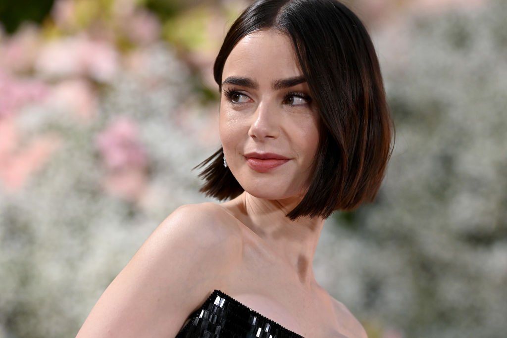 Lily Collins elegáns körmei még figyelemreméltóbbak, mint új bobja