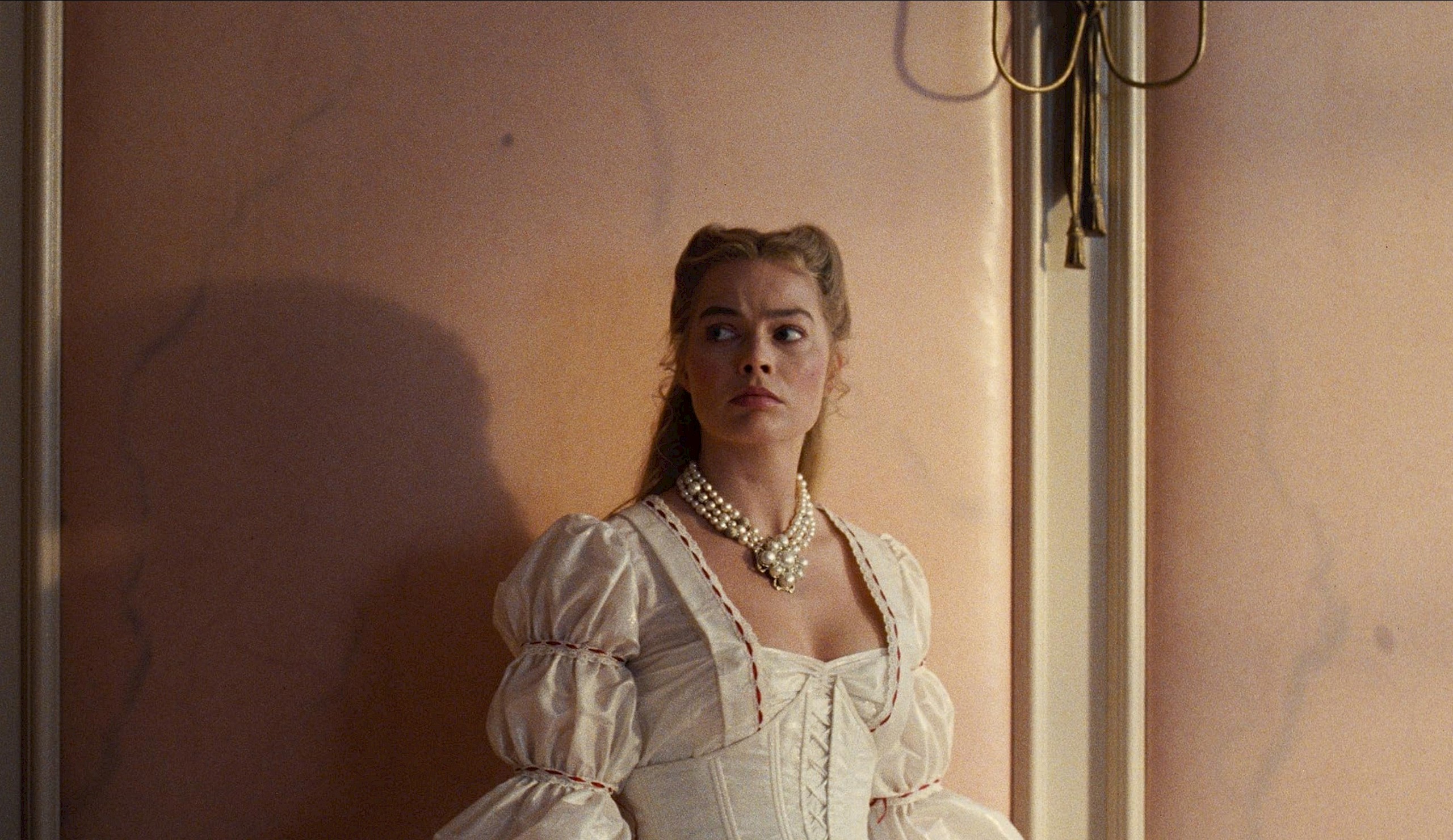 Margot Robbie bőrének mintájából készült az Üvöltő szelek ikonikus tapétája