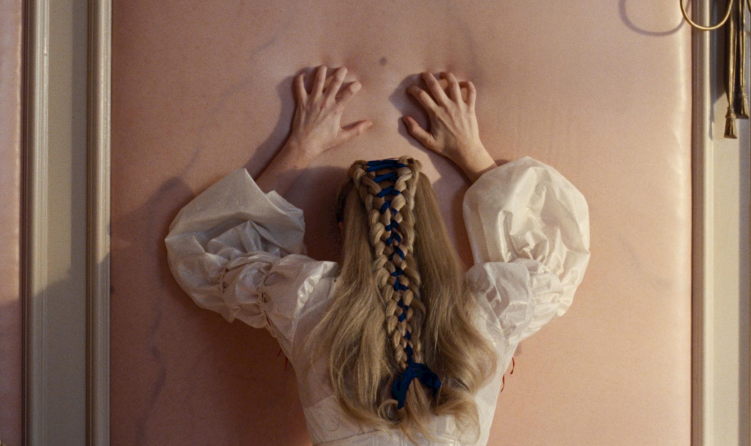 Margot Robbie bőrének mintájából készült az Üvöltő szelek ikonikus tapétája