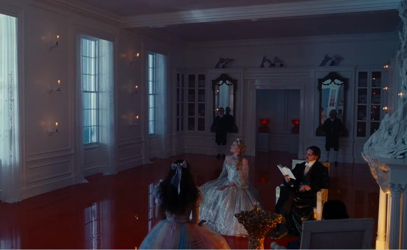 Margot Robbie bőrének mintájából készült az Üvöltő szelek ikonikus tapétája