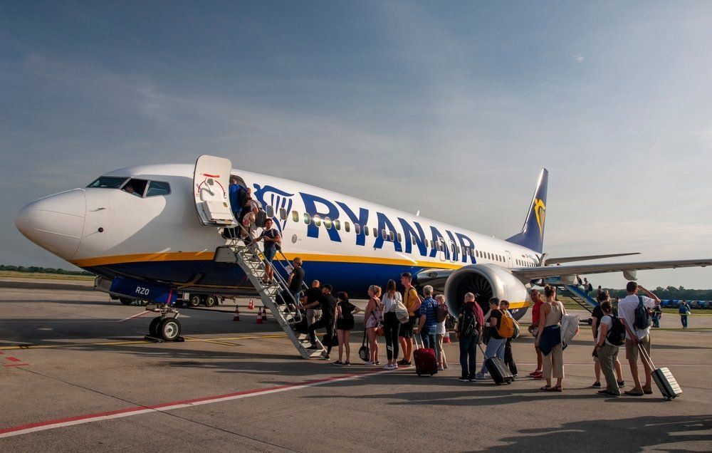 Ez az oka, hogy mindig a repülőgépek bal oldalán szállunk be