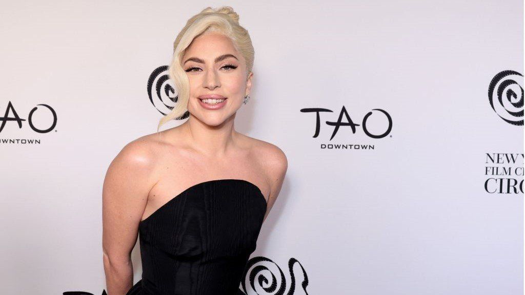 Lady Gaga hosszú szőke haját izgalmas vörös bobra cserélte