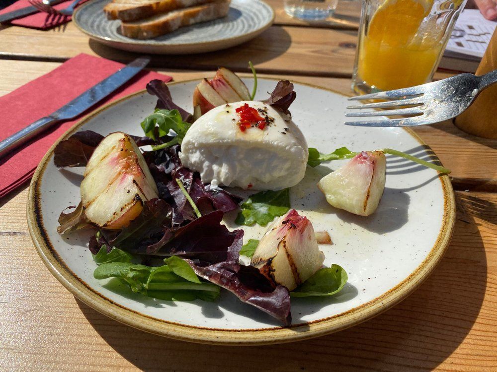 Köszöntsük az őszt mézzel párolt körtés Burratával