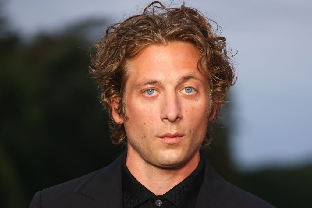 Jeremy Allen White ismét alsóneműre vetkőzött a Calvin Klein számára