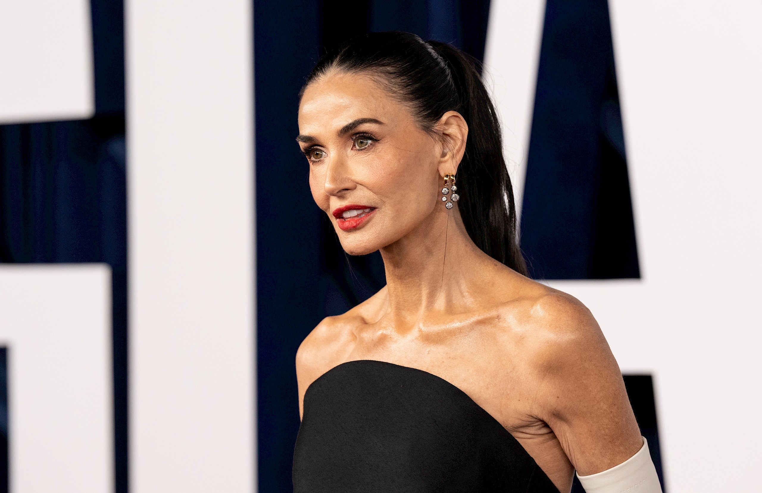 Demi Moore radikálisan új frizurával jelent meg Milánóban