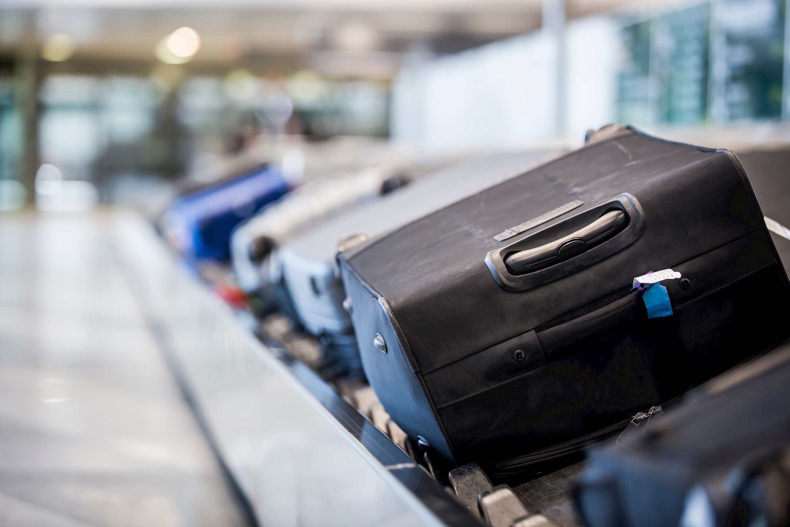 Ezért ne utazz soha fekete vagy sötétkék színű bőrönddel