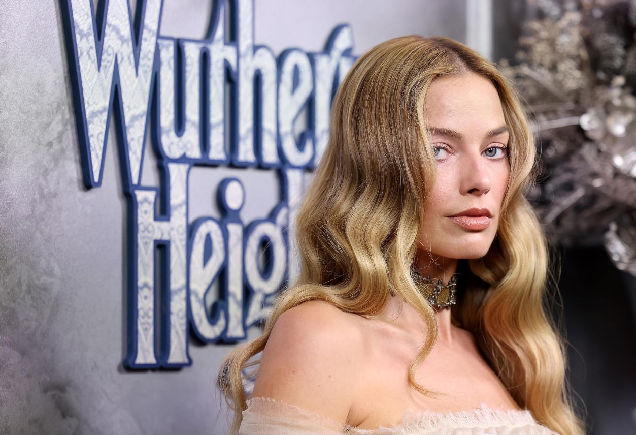 Margot Robbie merész bobfrizurával jelent meg a párizsi divathéten