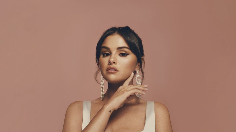 Selena Gomez „Dirty Martini" körmei már beharangozzák az őszt