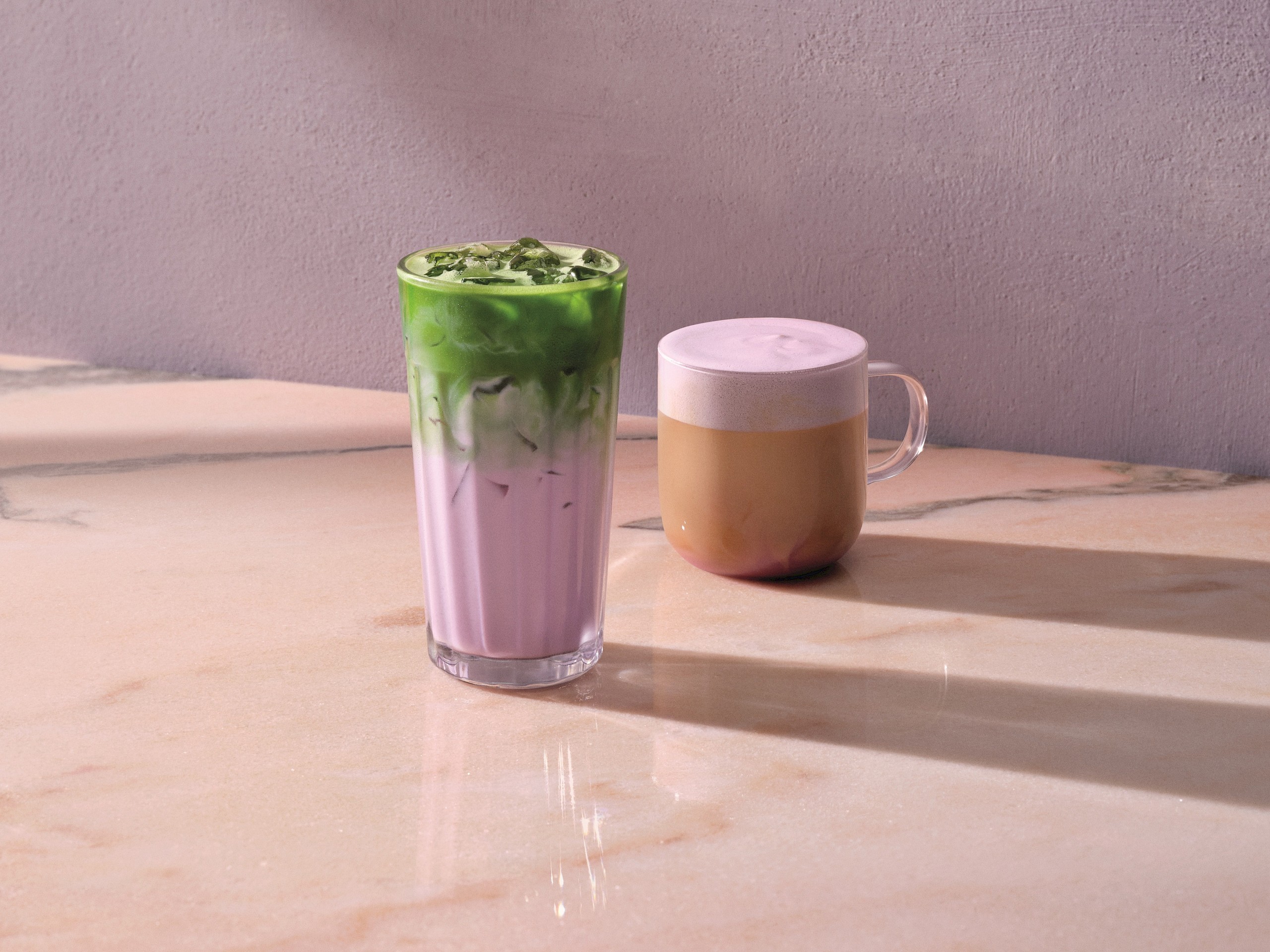 Lila kávéval köszönti a tavaszt a Starbucks