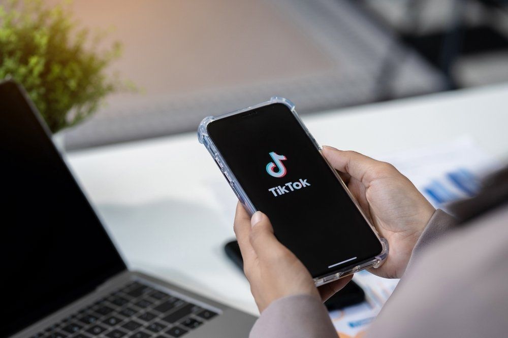 Az EU bekeményített a TikTok függőséget okozó funkciója ellen