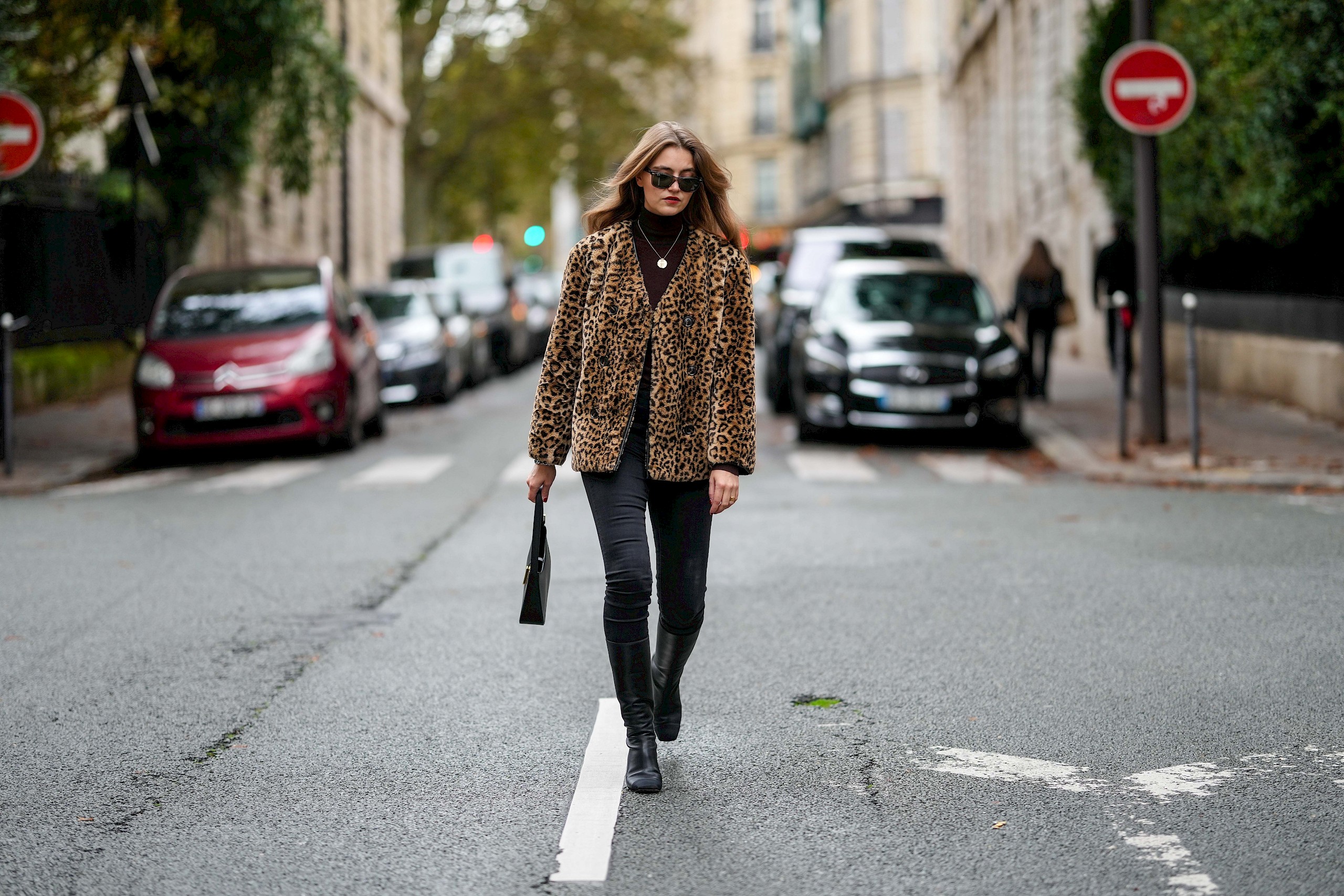 A fekete skinny farmer újra divatos – főleg ezekkel a cipőkkel