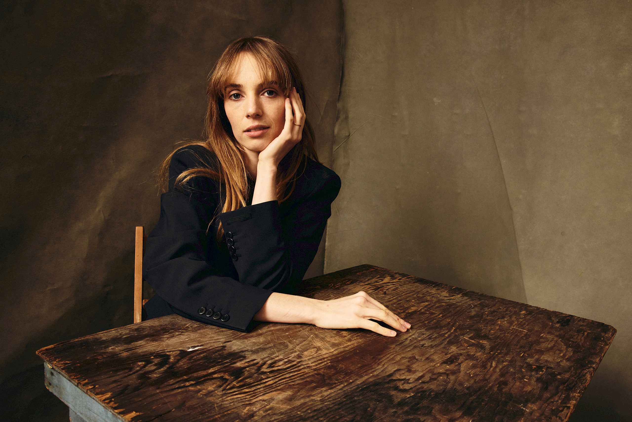 Új Netflix-thriller érkezik Maya Hawke-kal – Az erdő istene már most izgalmasnak tűnik