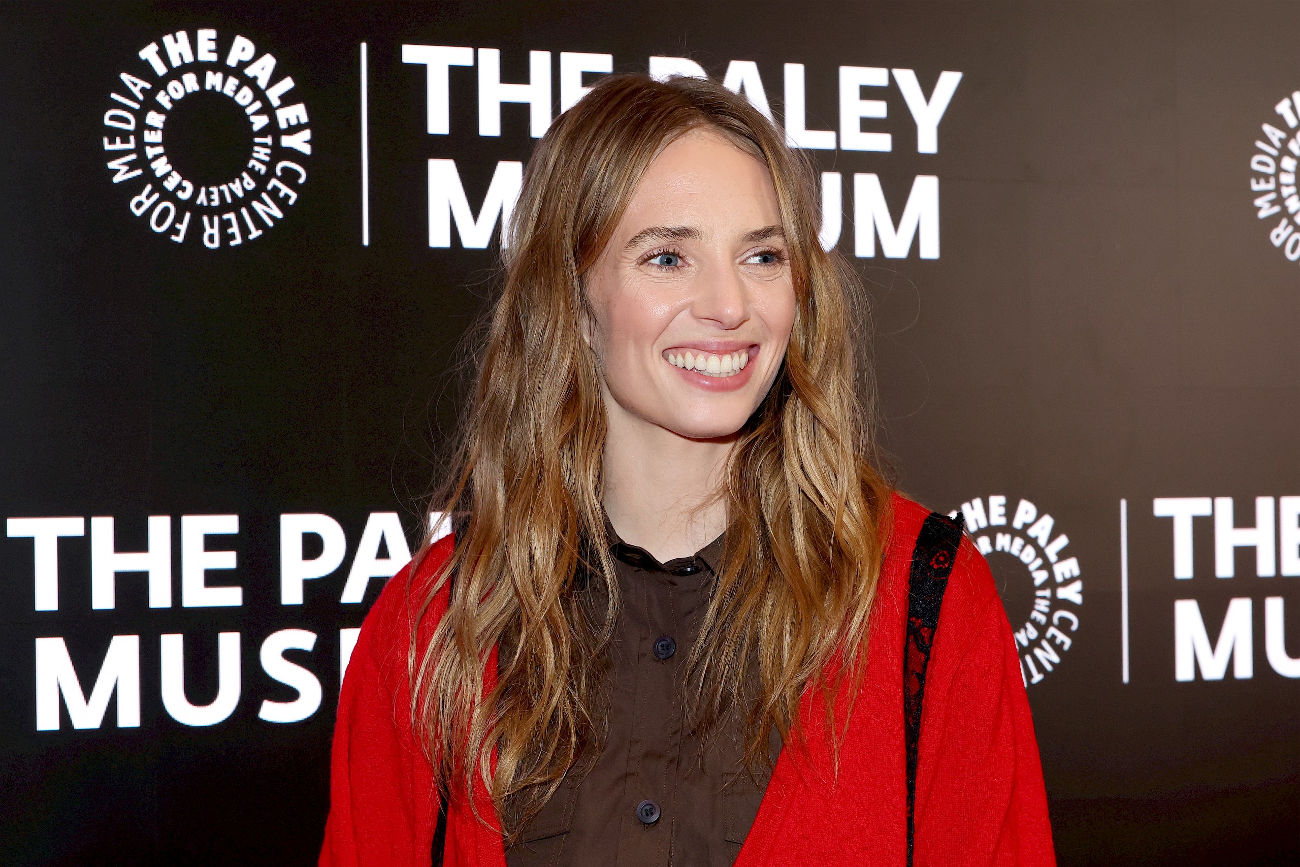 Új Netflix-thriller érkezik Maya Hawke-kal – Az erdő istene már most izgalmasnak tűnik