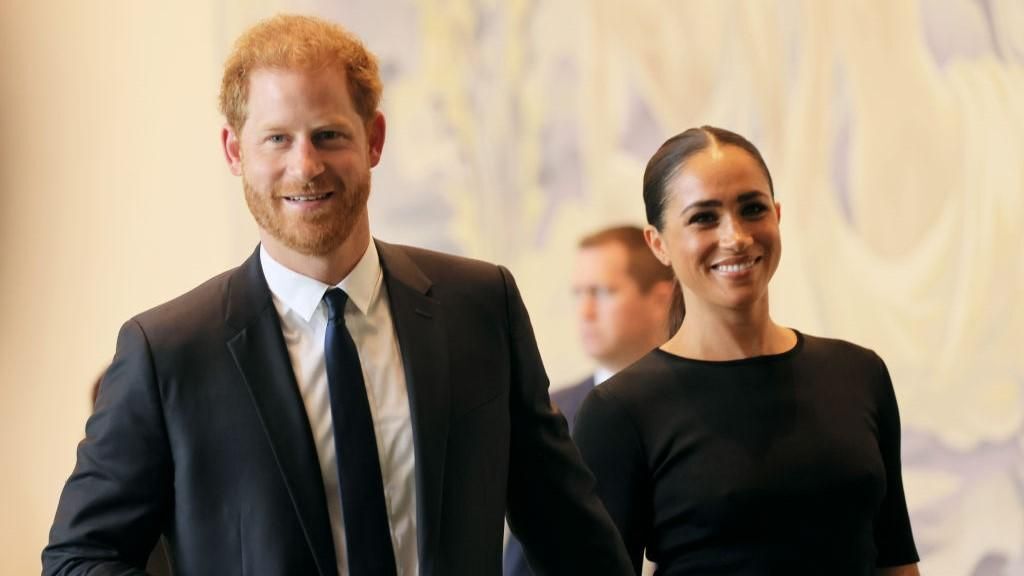 Harry herceg és Meghan Markle szüneteltetik a brit házkeresést