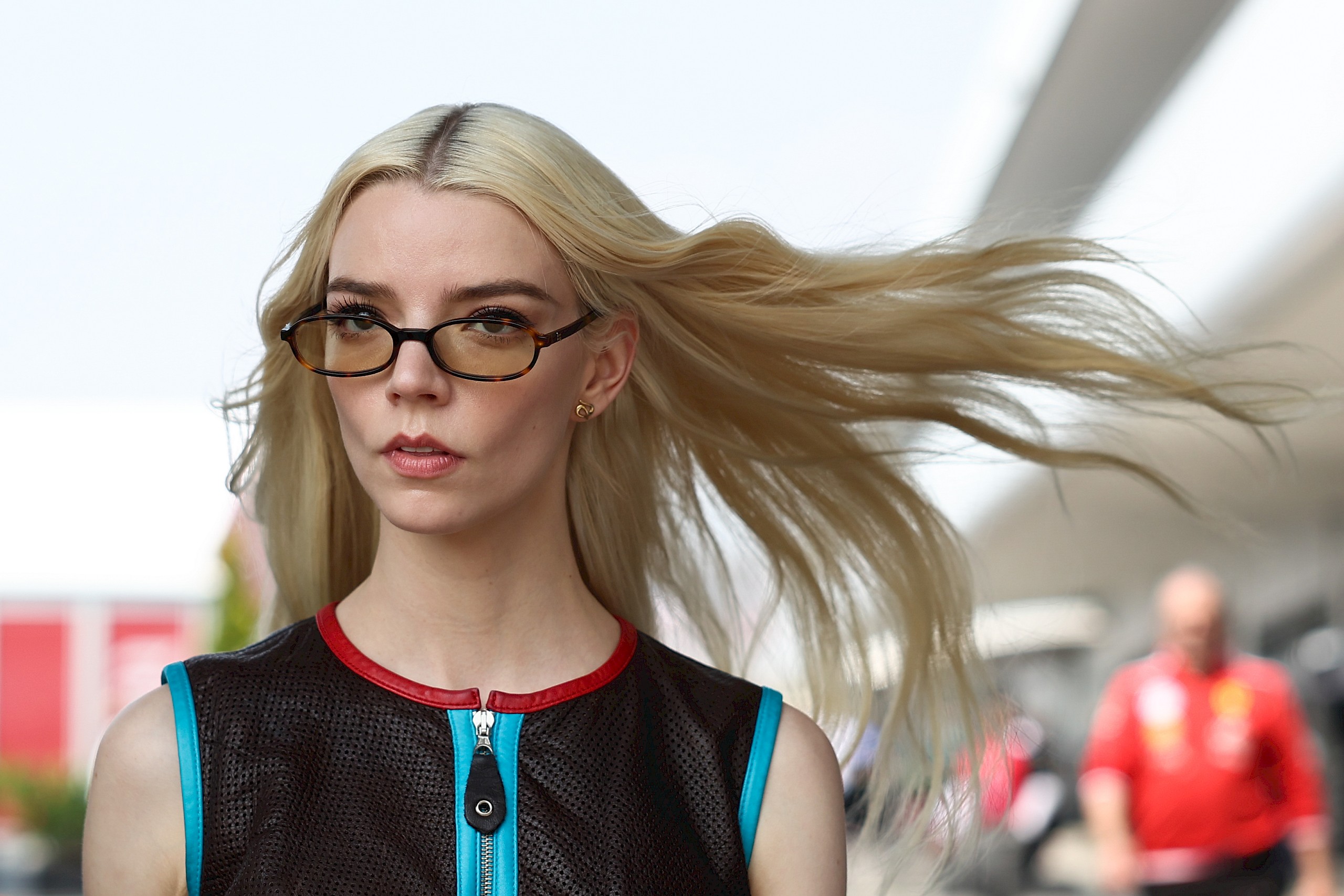 Anya Taylor-Joy merész bőrszettben jelent meg a Forma–1-en