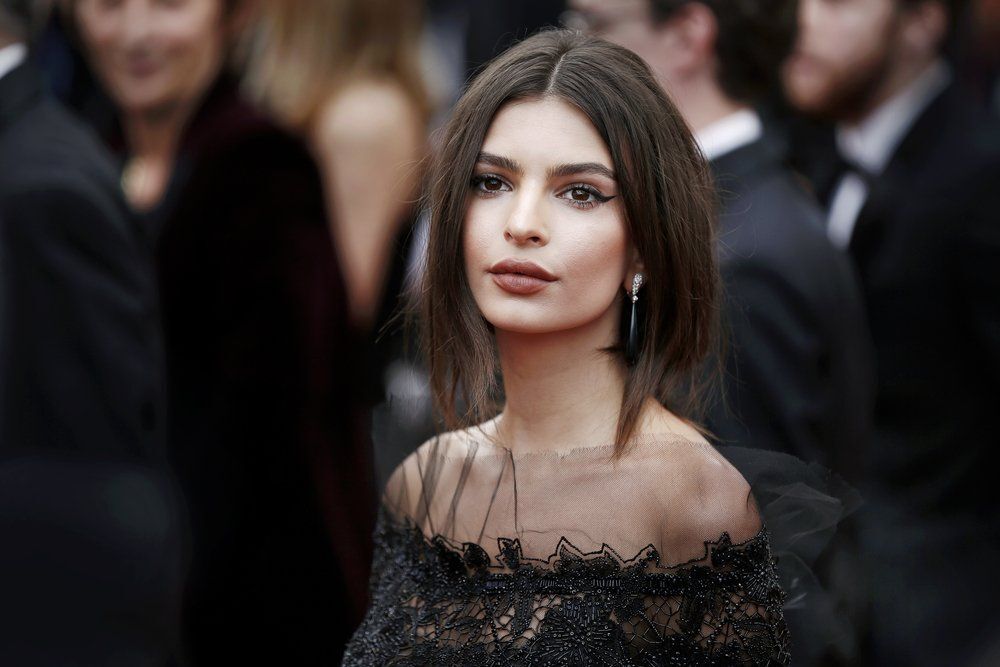 A trend tényleg él: Emily Ratajkowski alsónadrágban sétáltatta a kutyáját