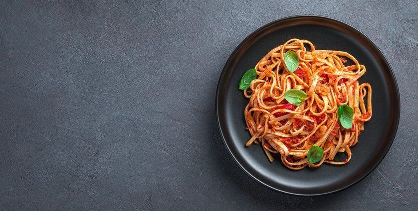 Paradicsomos-mogyorószószos tésztasaláta a nyári estékre