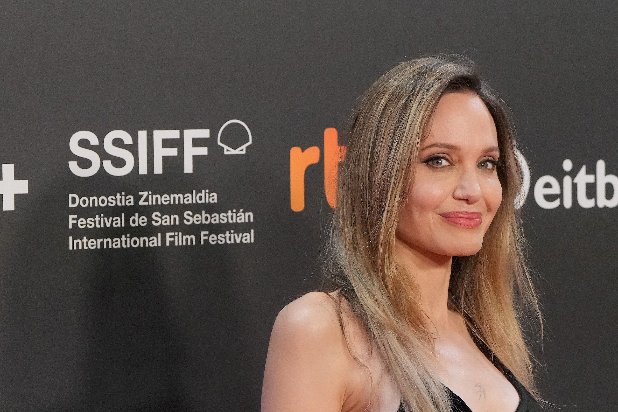 Angelina Jolie hajszínt váltott – lehengerlően néz ki új frizurájával