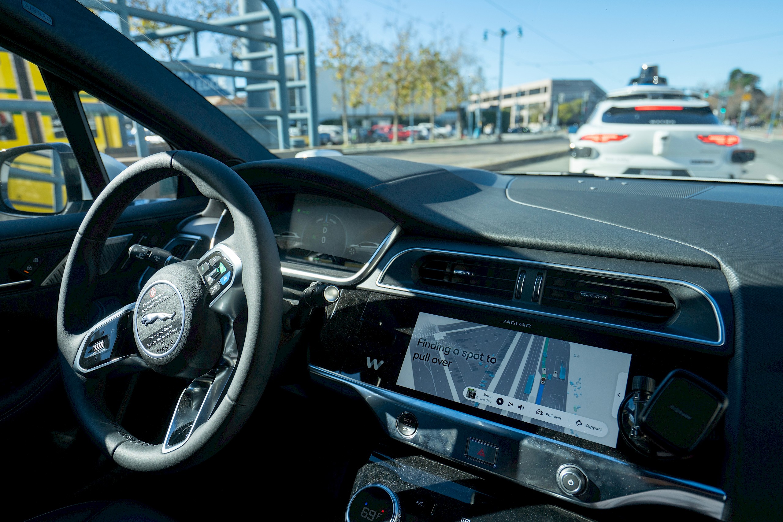 A szomszédunkban jöhetnek az első önvezető taxik Európában