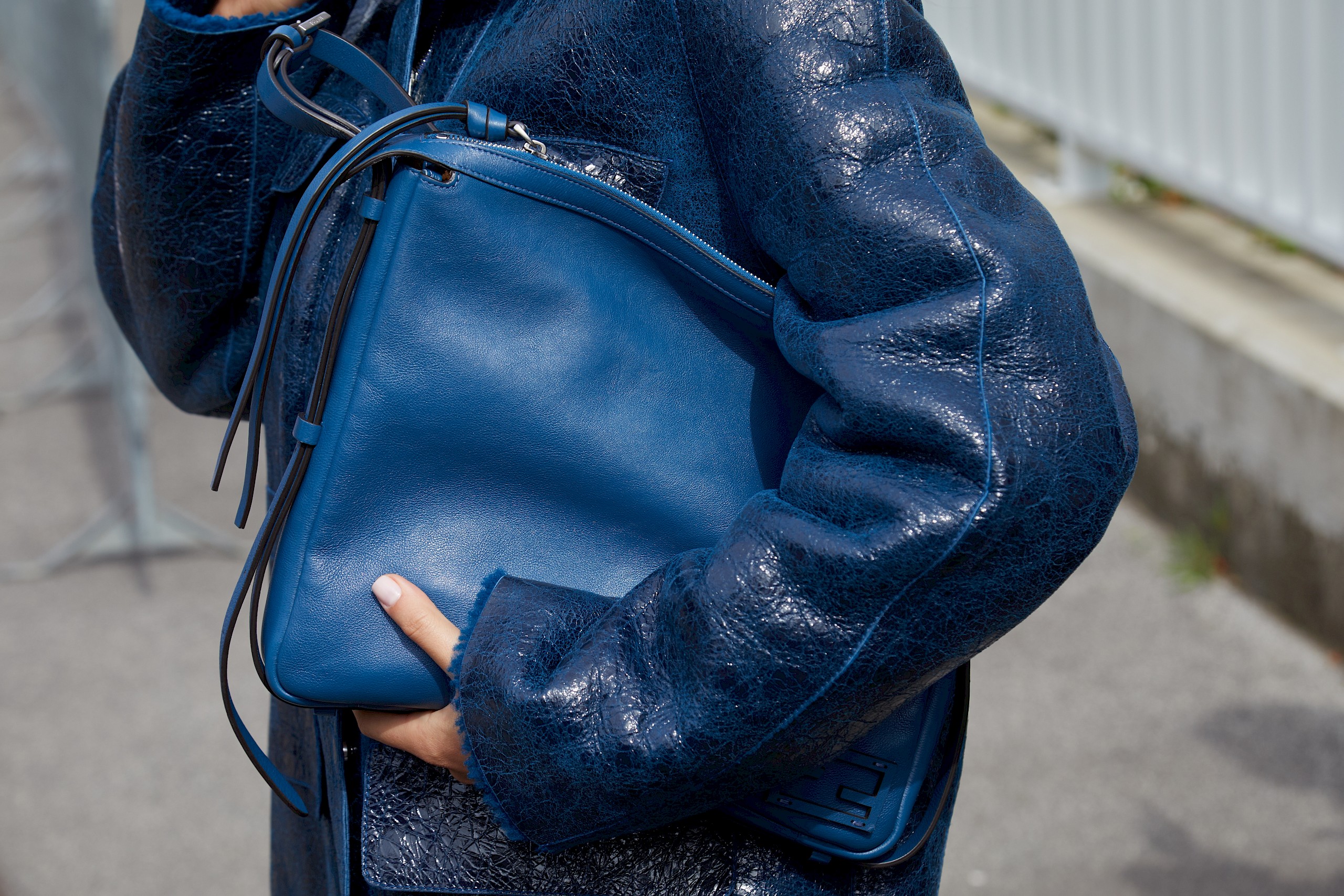 Ez a kék árnyalat most mindenhol felbukkan – a cerulean a szezon sztárja