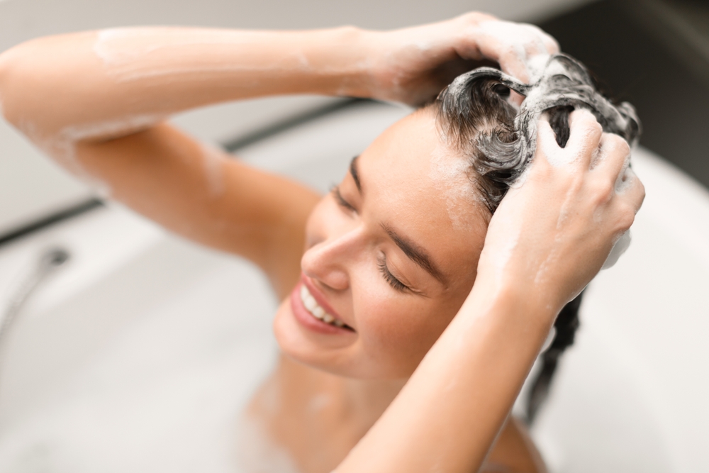 7 hajmosási szokás, amivel észrevétlenül károsítod a hajad