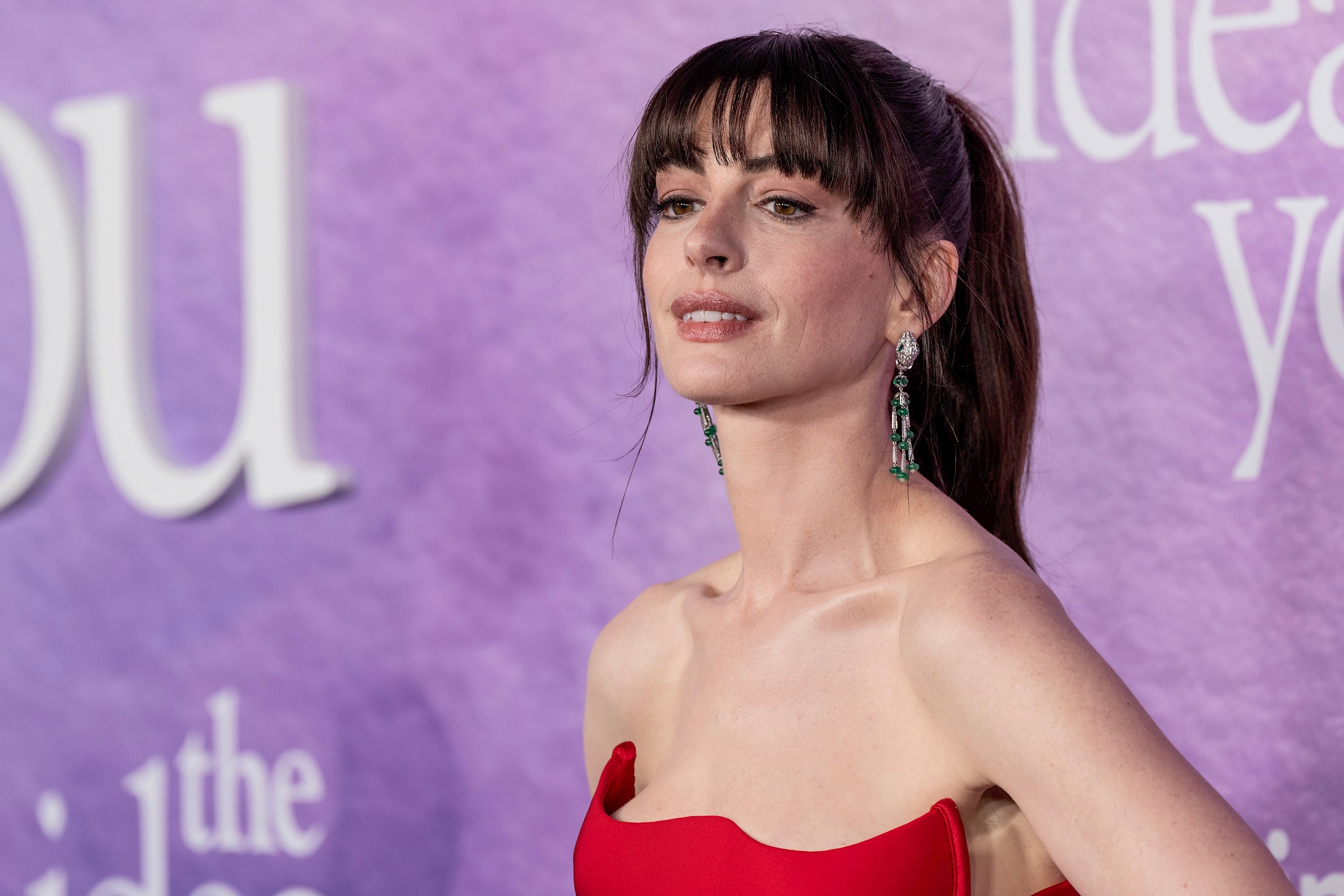 Anne Hathaway finoman újraértelmezte a meztelenruha-trendet