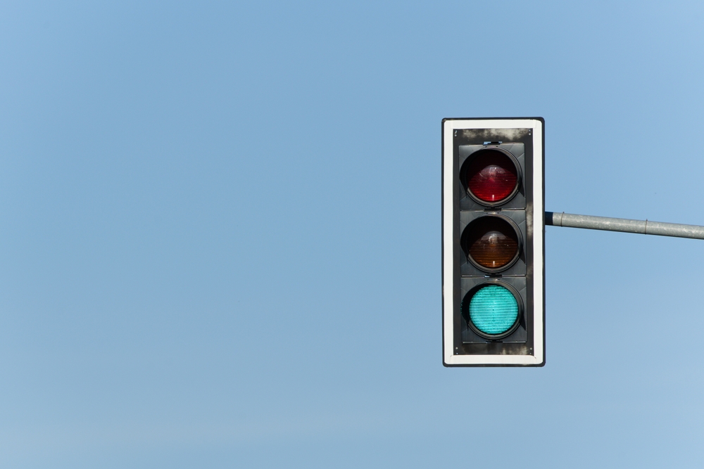 Miért pont piros, sárga és zöld a közlekedési lámpa színe?