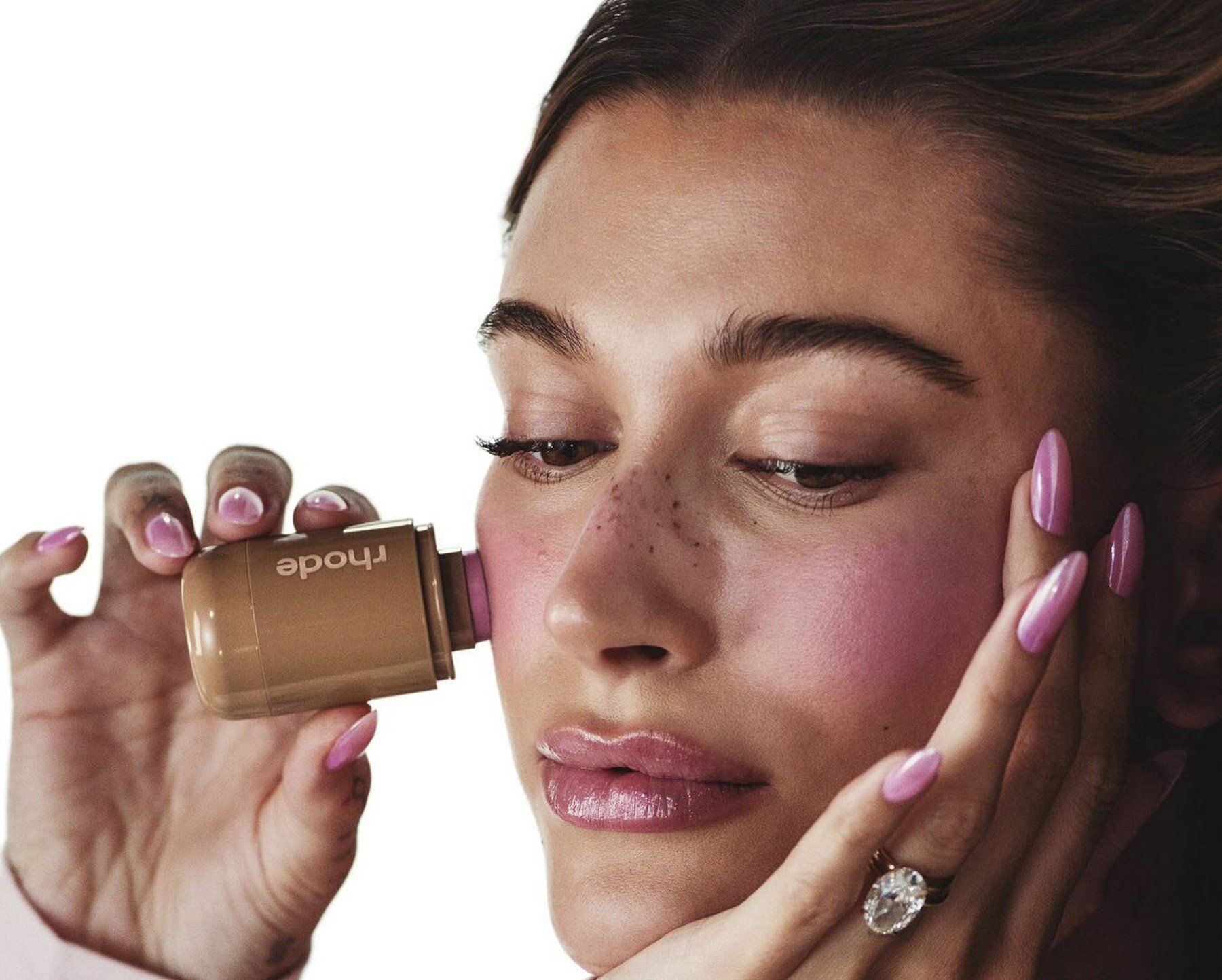 Hailey Bieber „forró rózsaszín nyárként" mutatta be a legújabb sminktrendet