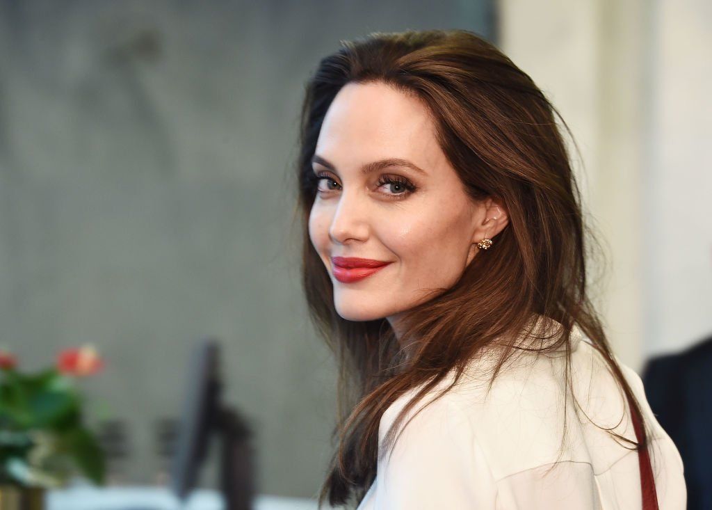 Angelina Jolie új tetoválásával volt férjének, Brad Pittnek üzenhetett