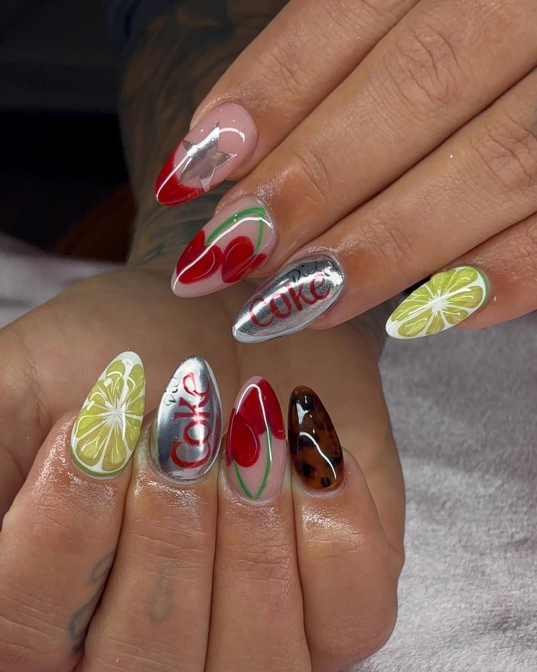 A „diet coke nails” a nyár legváratlanabb manikűrtrendje