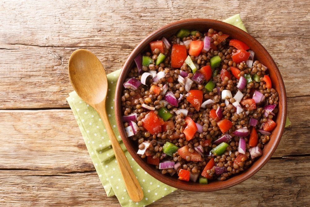 Frissítő lencsesaláta a nyári grillezéshez