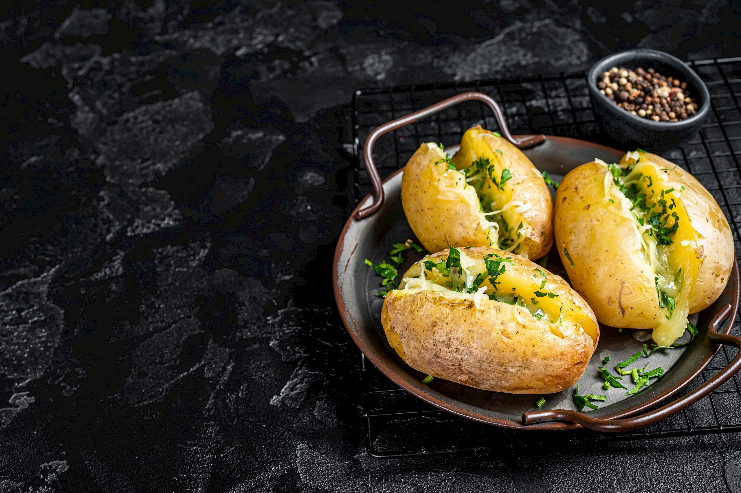 Egy egyszerű trükk, amitől tökéletes lesz a héjában sült krumpli