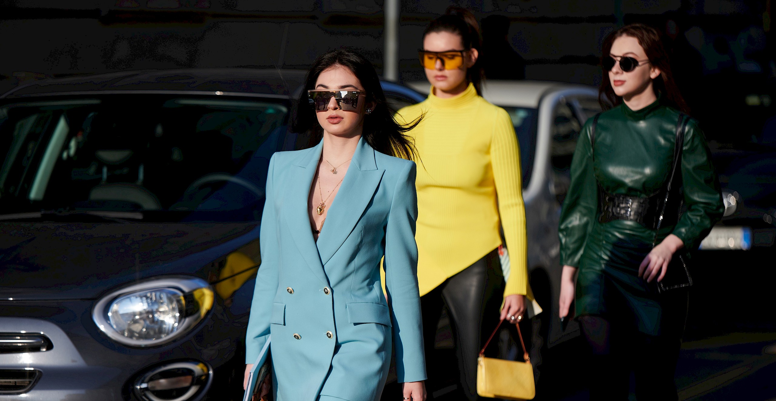 Váratlan napszemüvegtrend hódít idén nyáron – még a legnőiesebb szetteknek is karaktert ad