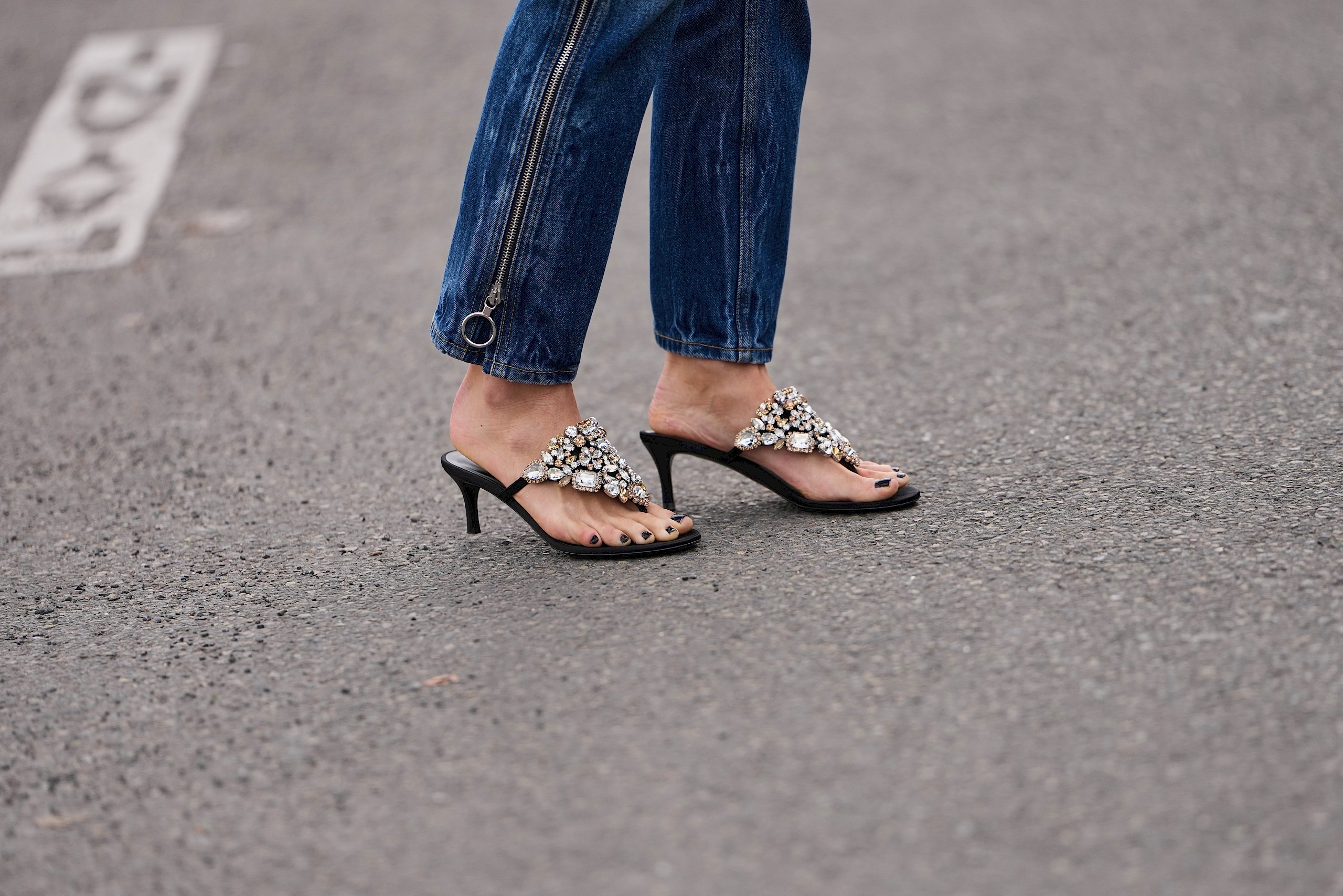 Itt a nyár legváratlanabb cipőtrendje – Zendaya, Kylie Jenner és Hailey Bieber is ezt viseli