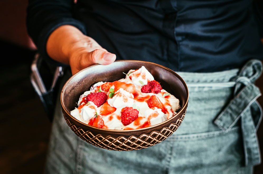 Itt az eperszezon: az Eton mess egy látványos desszert pár alapanyagból