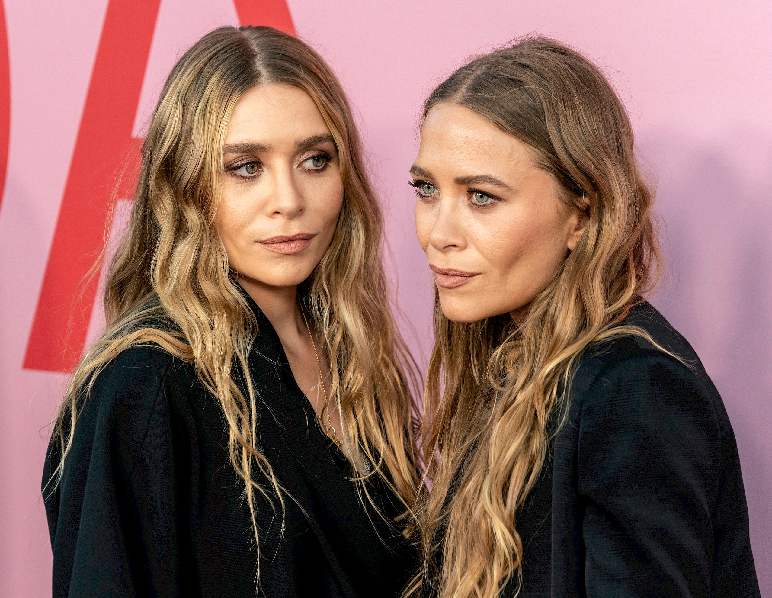 Mary-Kate és Ashley Olsen ritkán mutatkoznak együtt – most összehangolt szettben jelentek meg