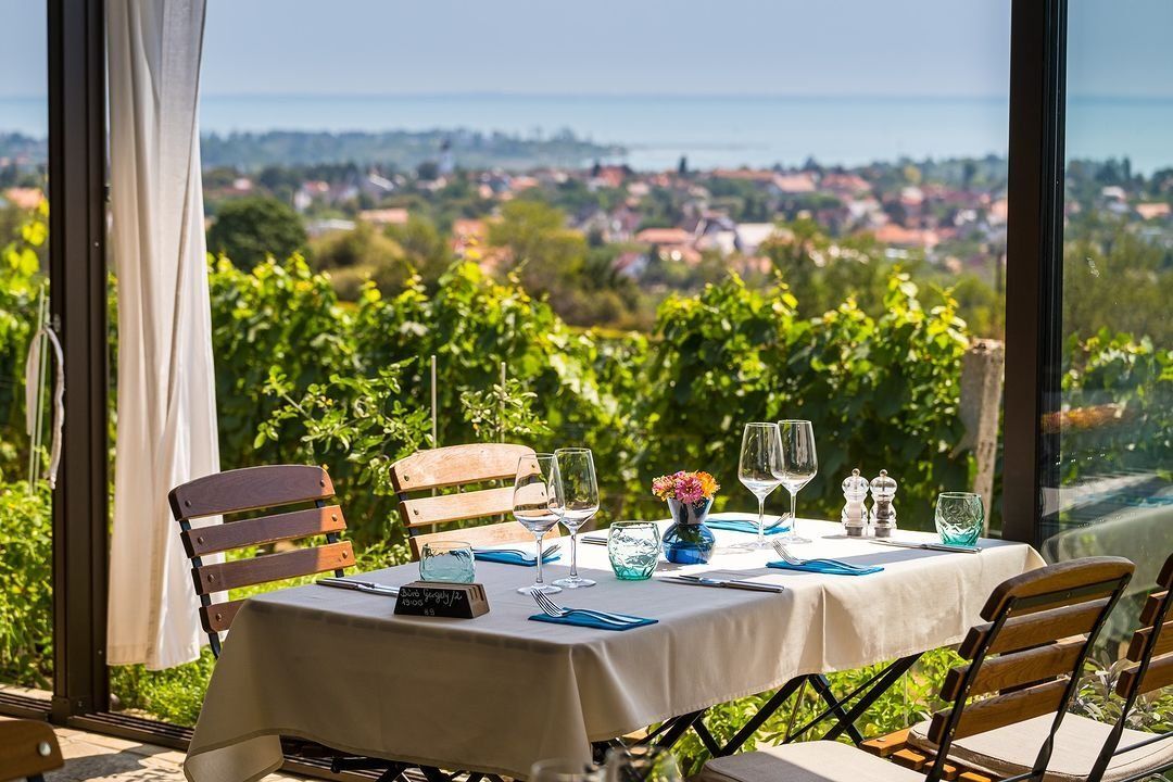 A Balaton legeredetibb étterme lehet a megújult Petrányi Pince