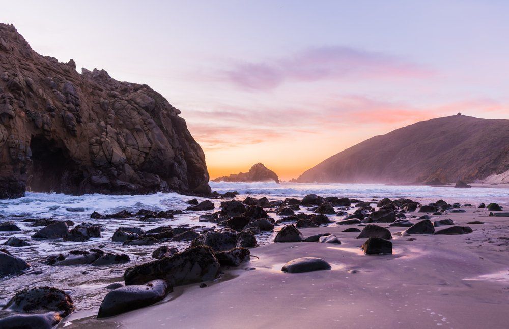 Ezen a bizarr, egyedülálló strandon lila homok terül el mindenhol