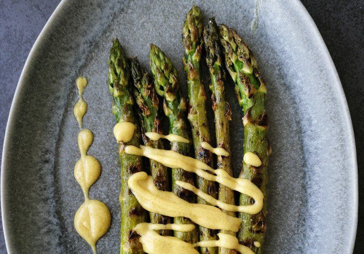 A tavasz nagy sztárja: Grillezett spárga tahini mártással