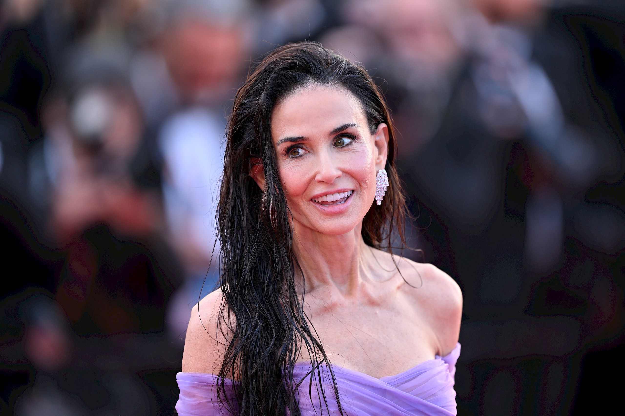 Demi Moore elegánsan megkerülte a cannes-i filmfesztivál új meztelenruhás szabályát