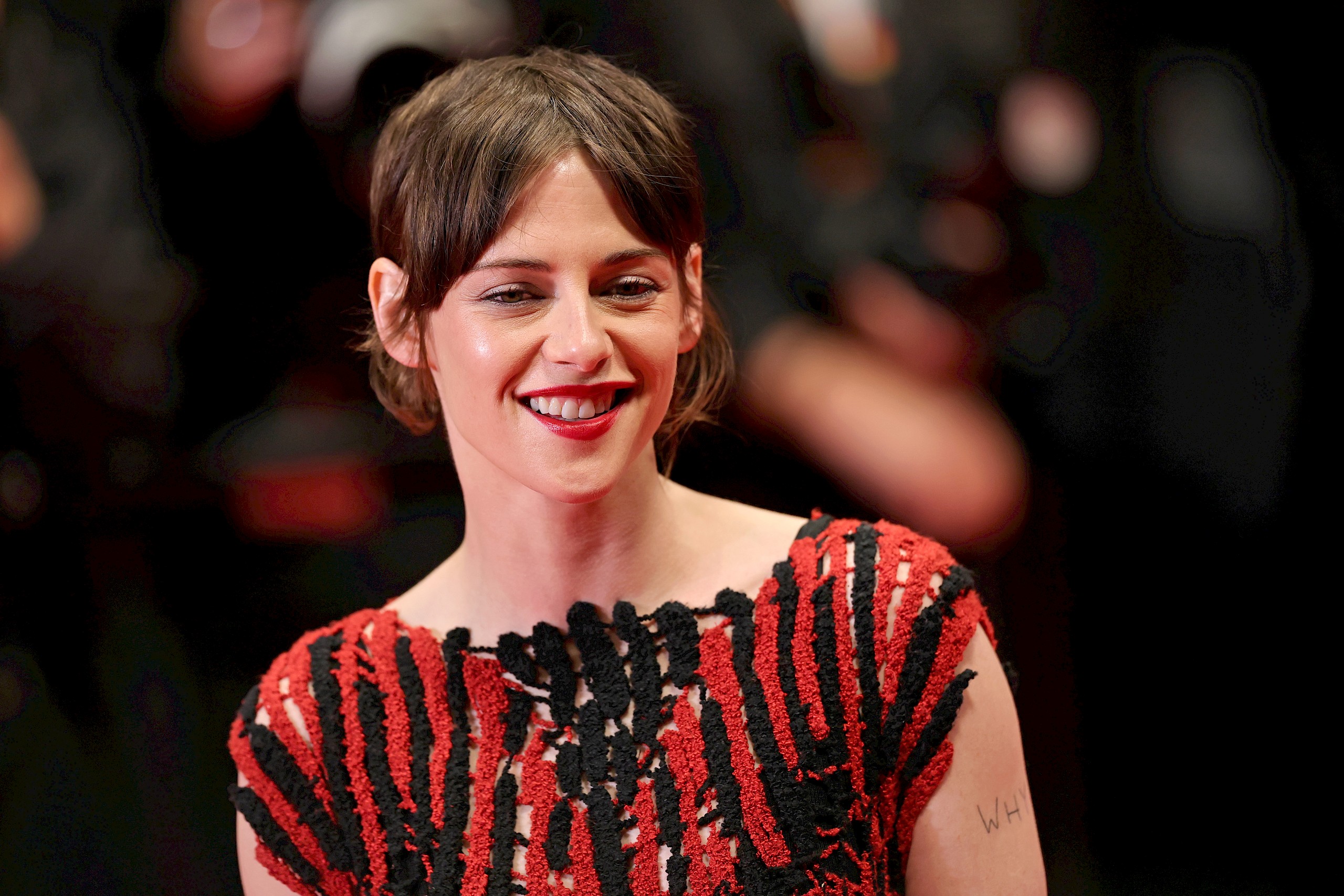 Kristen Stewart Cannes-ban bebizonyította, hogy az átlátszó Chanel-ruha sneakerrel is működik