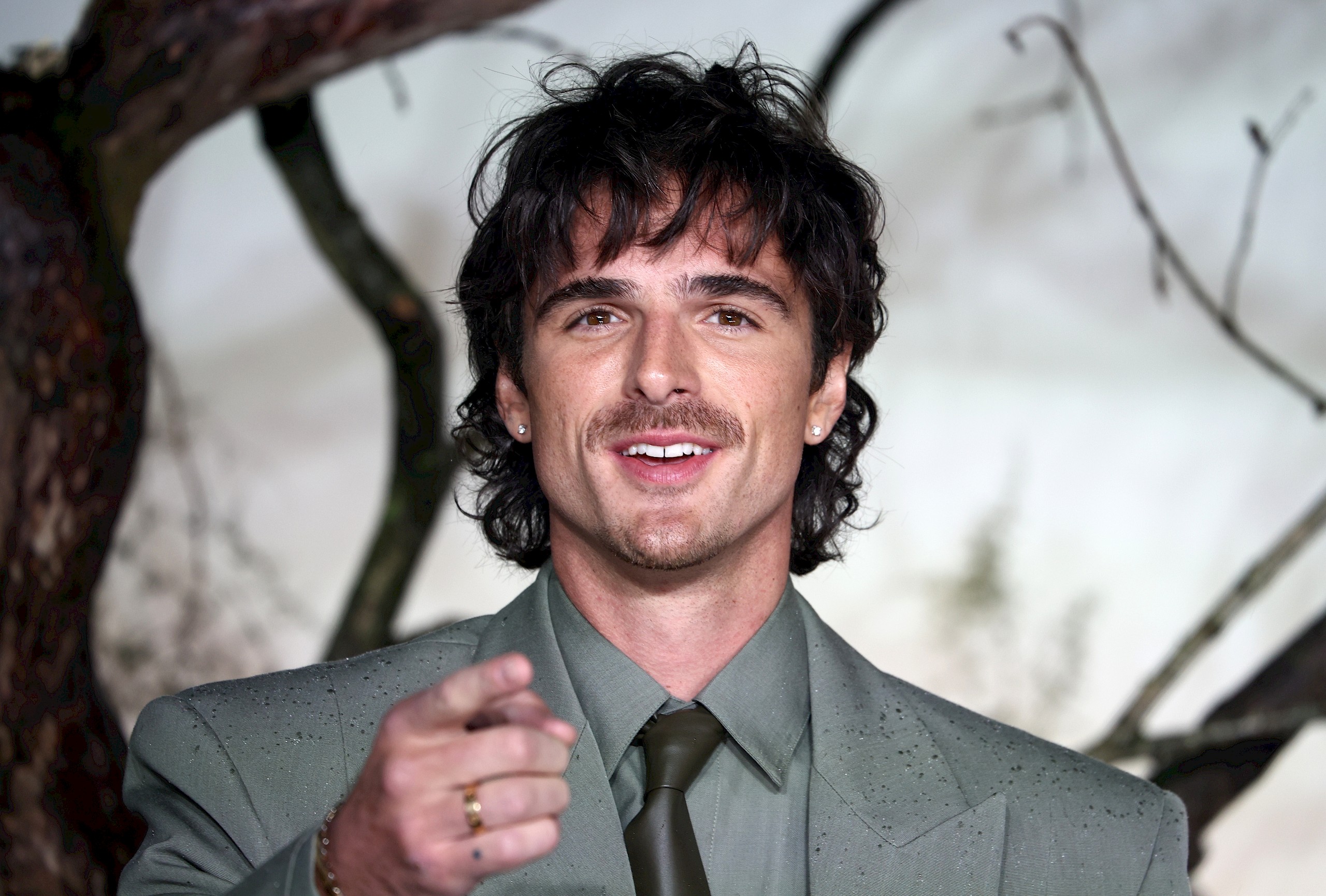 Jacob Elordi lábsérülés miatt kihagyta Cannes-t, de egy friss fotó miatt most magyarázkodhat