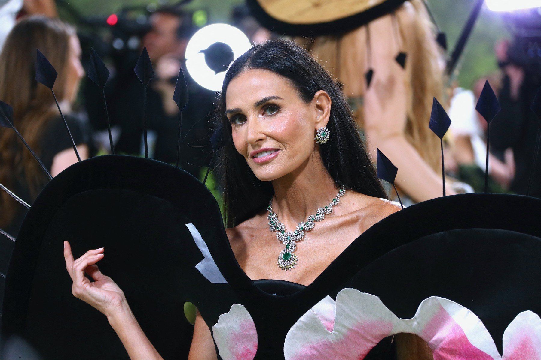 Hűha! Demi Moore Met-gála ruhája tapétából készült